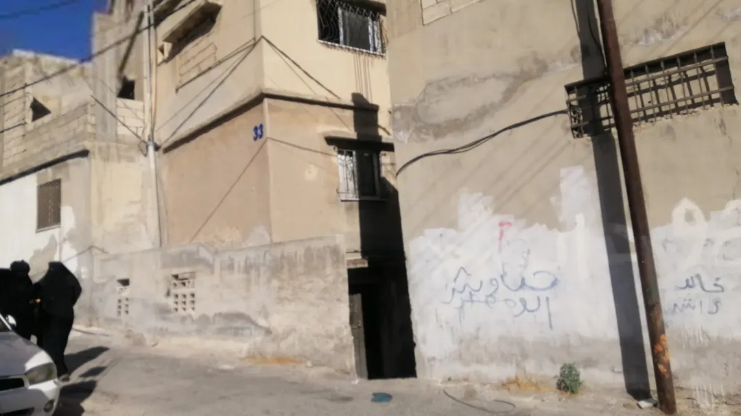 عمارة سكنية وتجارية مكونة من ثلاثة طوابق وتسوية مع ثلاثة محلات