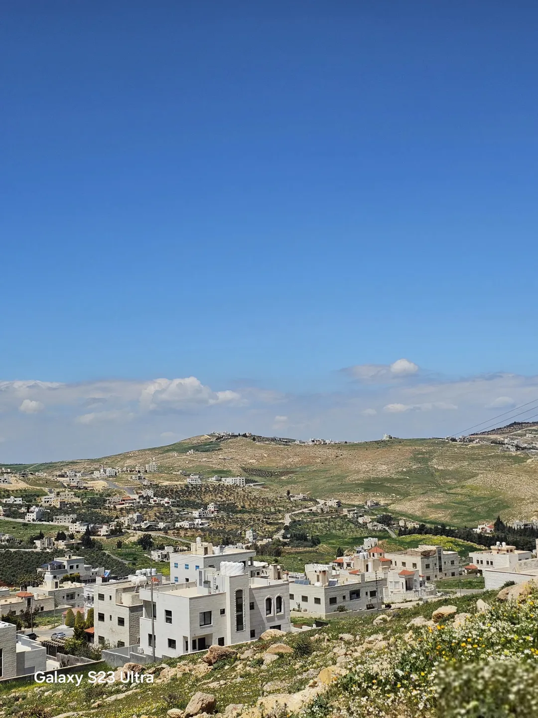 أرض مميزة للبيع بجانب فلل بسعر مغري/ عيون الذيب منطقة قصور وفلل وموقع مميز