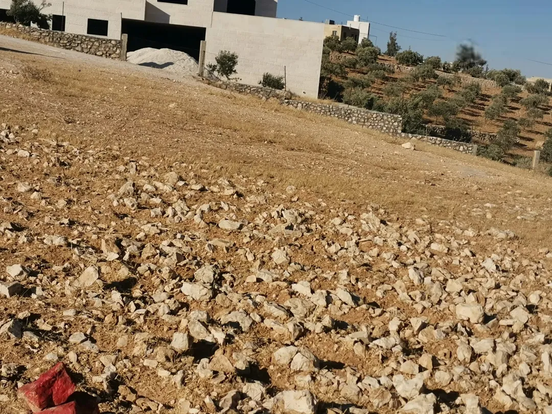 أرض مميزة بإطلالة ساحرة للبيع