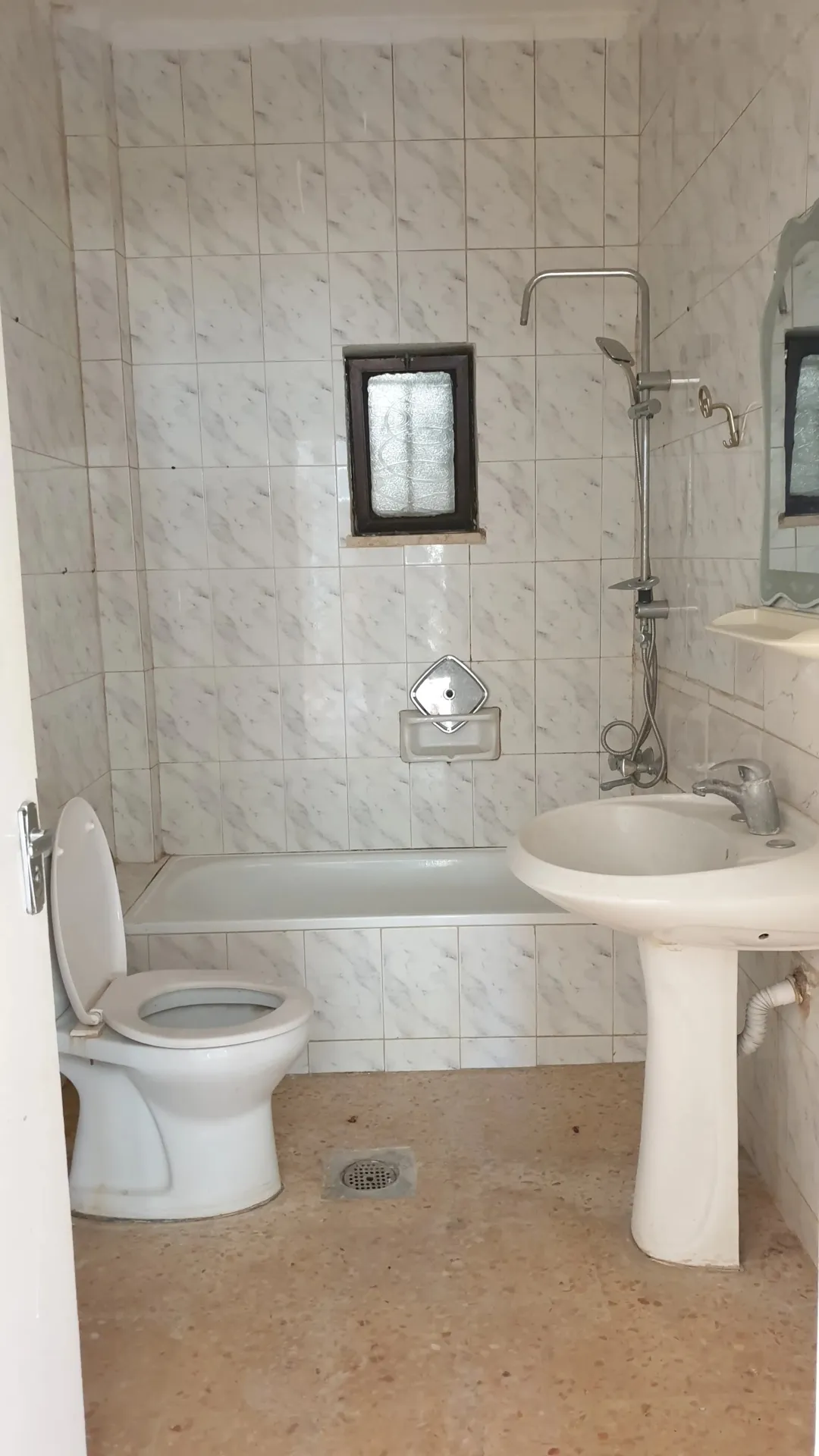 عمارة من 3 شقق مساحة 320 م وارض فارغة ياجوز منطقة الرشيد حي جعفر قرب اخر موقف للباصات