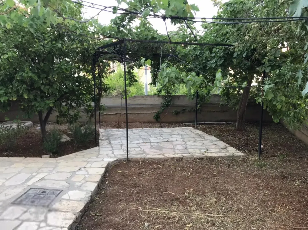 عمارة من 3 شقق مساحة 320 م وارض فارغة ياجوز منطقة الرشيد حي جعفر قرب اخر موقف للباصات