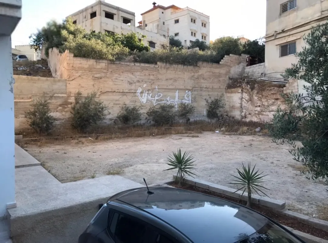 عمارة من 3 شقق مساحة 320 م وارض فارغة ياجوز منطقة الرشيد حي جعفر قرب اخر موقف للباصات