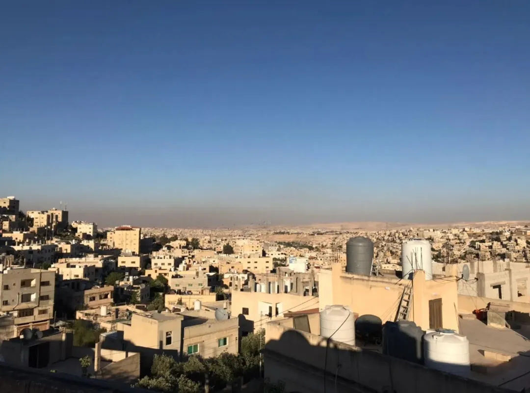 عمارة من 3 شقق مساحة 320 م وارض فارغة ياجوز منطقة الرشيد حي جعفر قرب اخر موقف للباصات