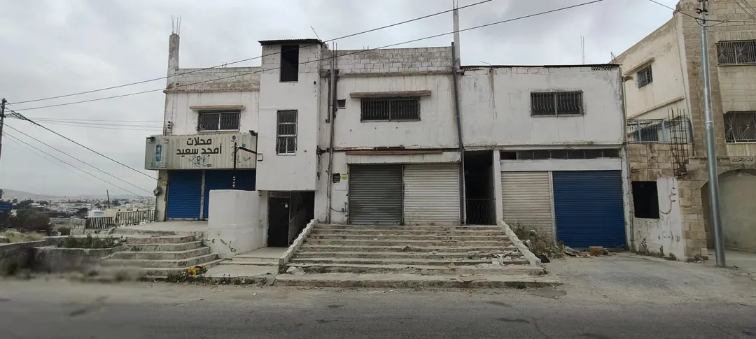 عمارة استثمارية (سكني + تجاري) بموقع استراتيجي في الزرقاء – وادي الحجر بالقرب من محطة الباص السريع.