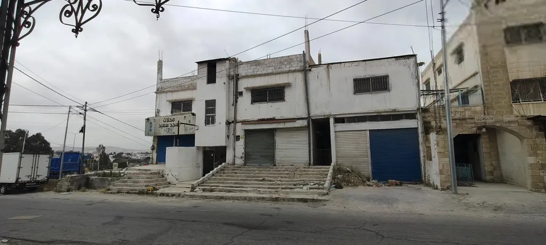 عمارة استثمارية (سكني + تجاري) بموقع استراتيجي في الزرقاء – وادي الحجر بالقرب من محطة الباص السريع.