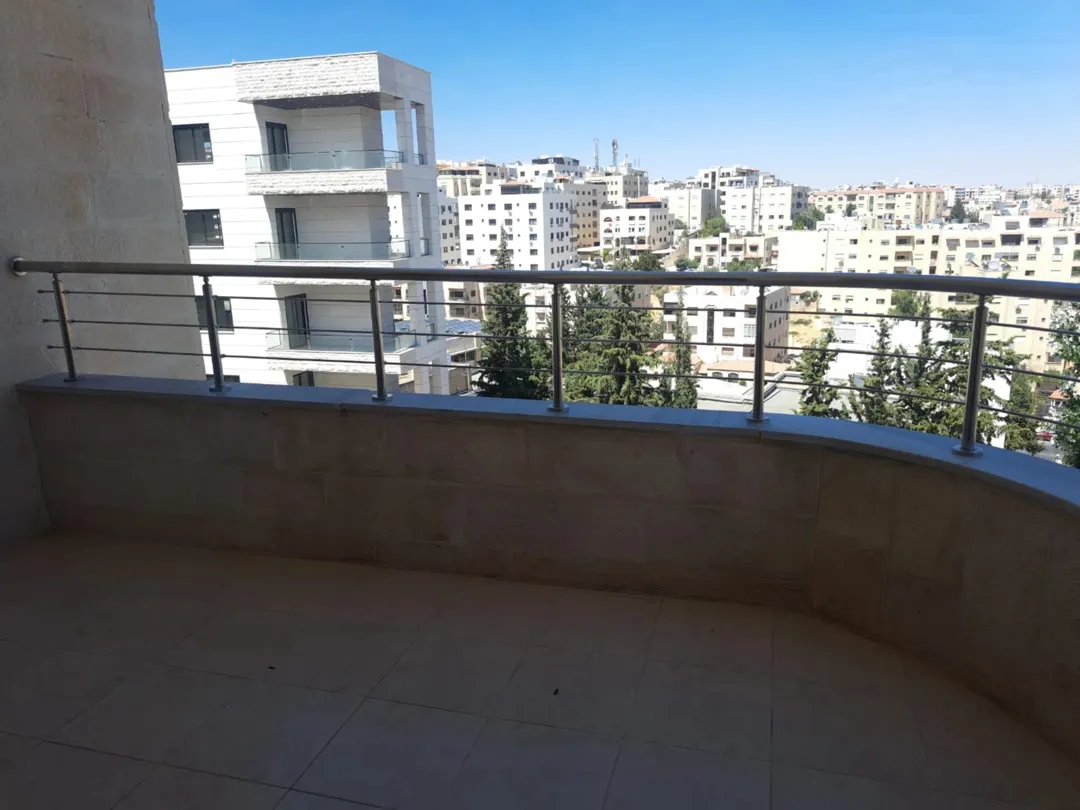 شقة مميزة دور ثالث مع روف 300 متر بدرج داخلي
