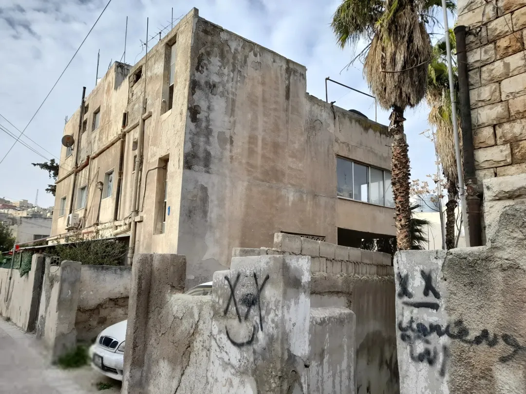 عمارة مؤلفة من طابقين وتسوية وروف بسعر شقة للبيع