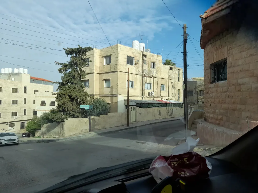 عمارة مؤلفة من طابقين وتسوية وروف بسعر شقة للبيع