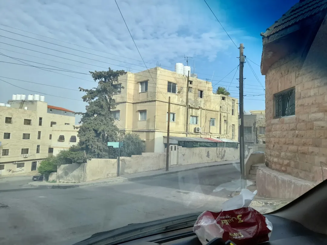 عمارة مؤلفة من طابقين وتسوية وروف بسعر شقة للبيع