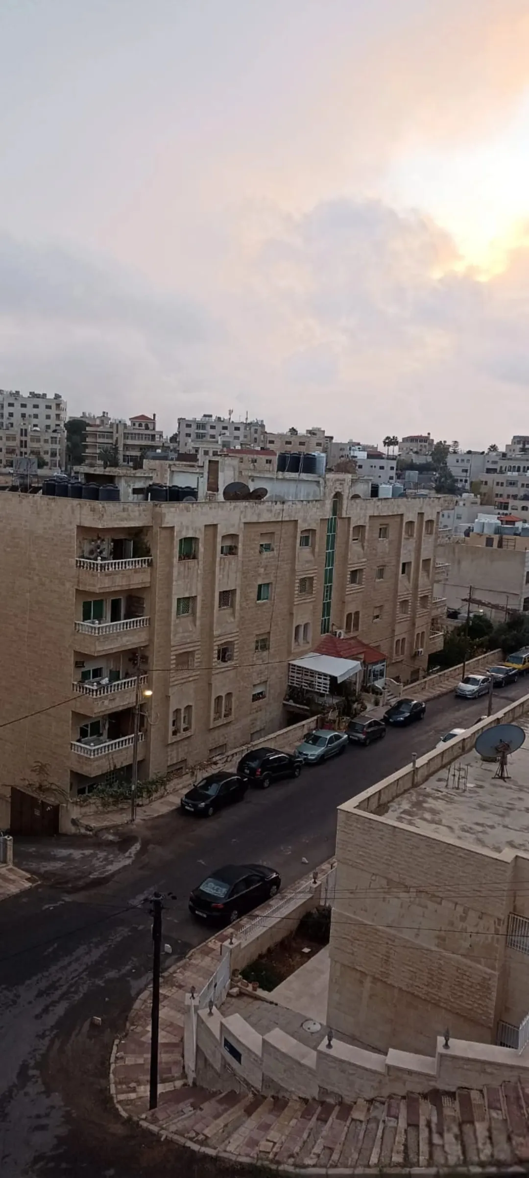 شقة واسعة للبيع في ضاحية الرشيد عمان بمساحة 200 متر وإطلالة مميزة