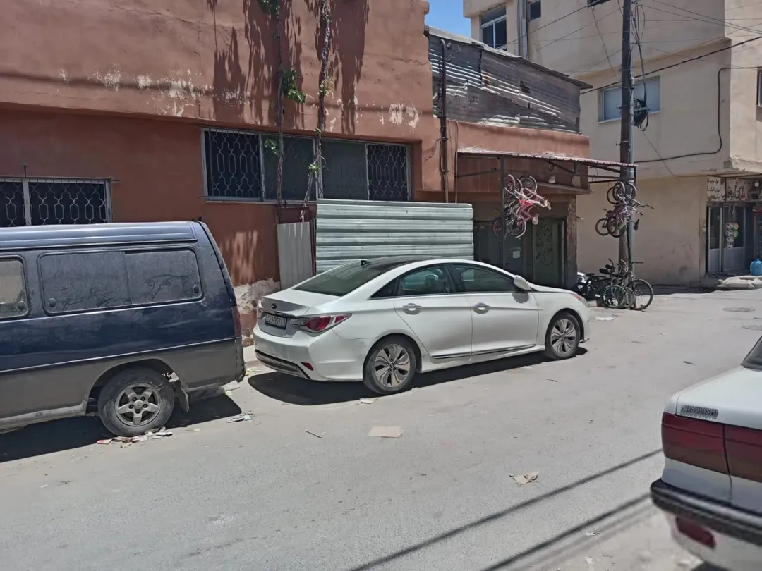 منزل للبيع في البقعة بموقع استراتيجي على الشارع العريض