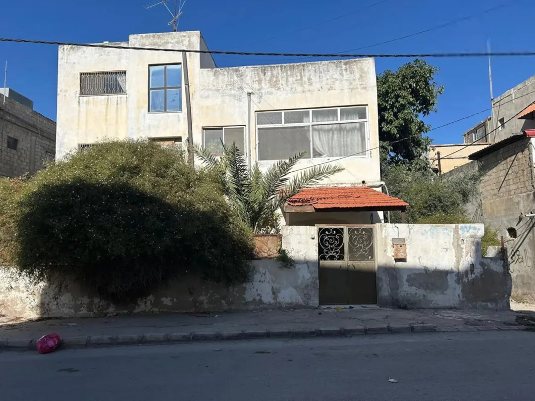 منزل مستقل للبيع على أرض بمساحة دونم في إربد – حي المطلع