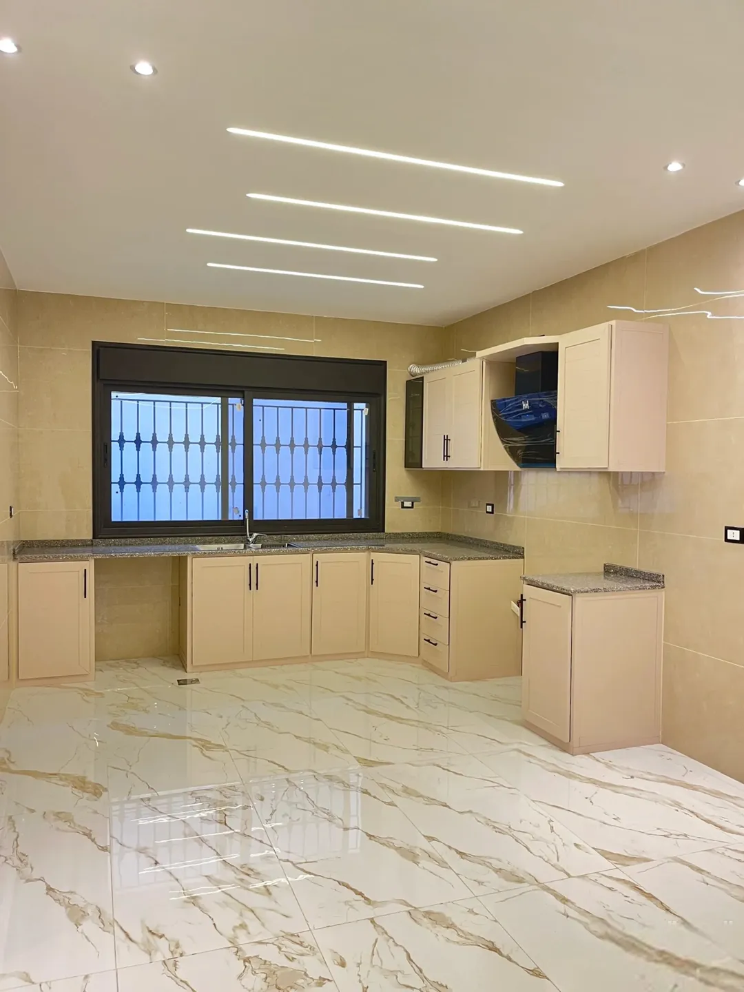 شقة جديدة للبيع في عمان طبربور مساحة 100م2 سوبر ديلوكس ممتازة للاستثمار وللسكن — صورة 3