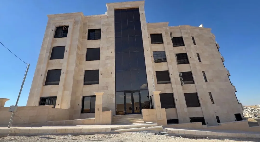 بكهرباء مجانية و تدفئة مركزية شقة ارضية للبيع – الجبيهه ( 220م2 , 118 الف اردني ) من ايفرت للاسكان