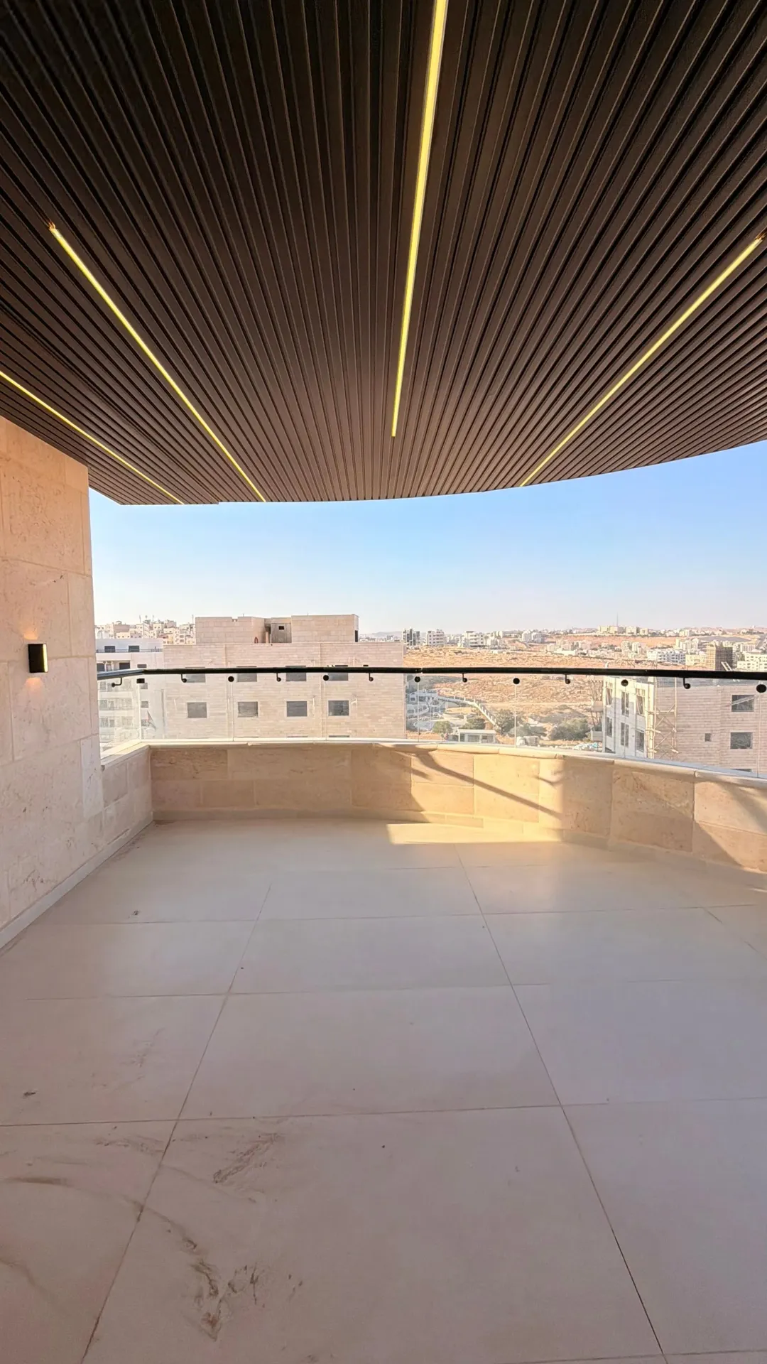 بكهرباء مجانية و تدفئة مركزية شقة ارضية للبيع – الجبيهه ( 220م2 , 118 الف اردني ) من ايفرت للاسكان