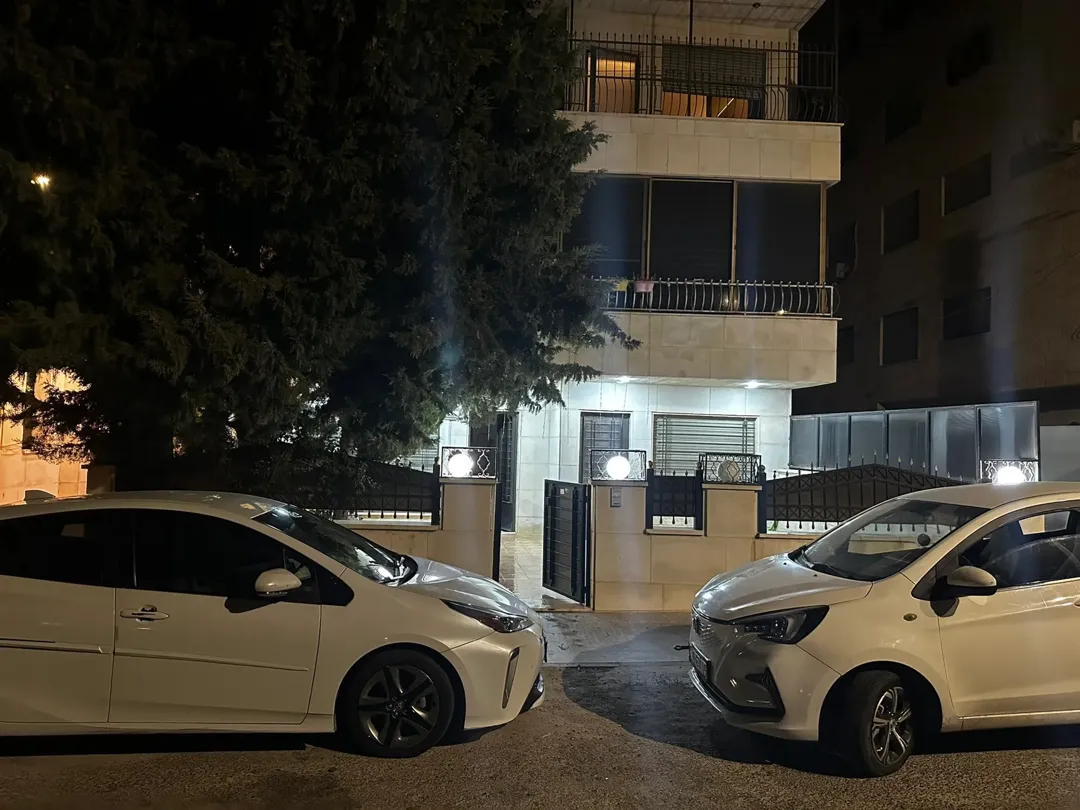 Furnished 4-Bedroom Apartment for Rent in Abu Nseir, 220 m² with Outdoor Terrace, Garden and Panoramic View — صورة 2