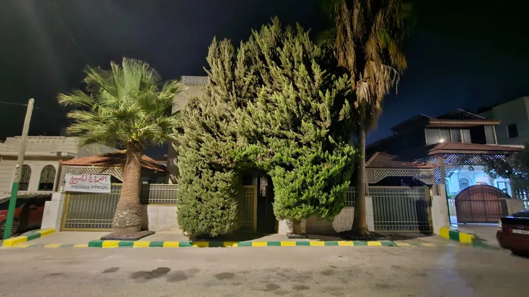 للبيع عمارة سكنية راقية بتصميم شبه فيلا، تجمع بين الفخامة والخصوصية، في منطقة هادئة خالية من الإسكان