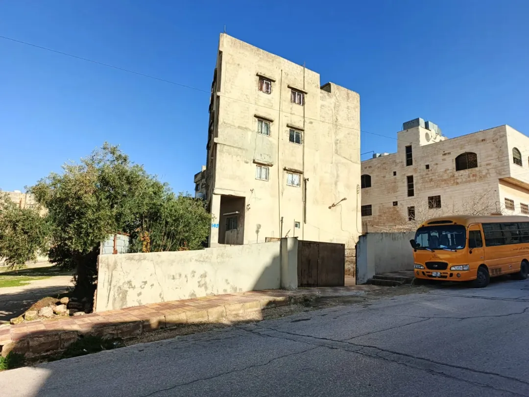عمارة سكنية وأرض تجارية للبيع في حي الدبايبة – الوحدات، عمان