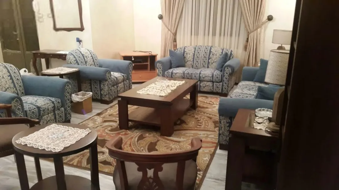 شقة أرضية فاخرة 175 مترًا مربعًا في الجبيهة مع كراج خاص وتراس واسع