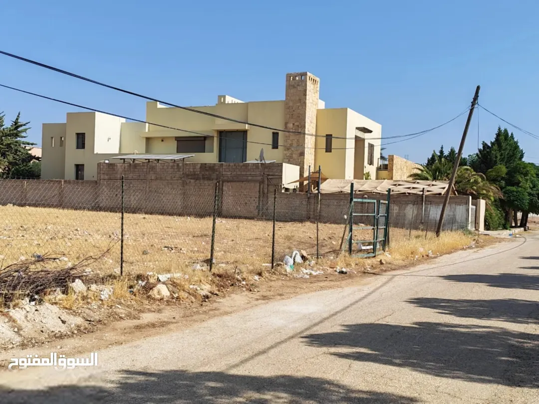 ارض مميزة في اجمل مواقع طريق المطار ( الغبية) ومحاطة من كل الجوانب بقصور وفلل
