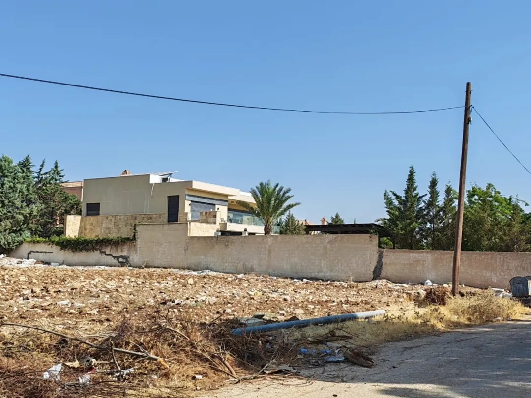 ارض مميزة في اجمل مواقع طريق المطار ( الغبية) ومحاطة من كل الجوانب بقصور وفلل