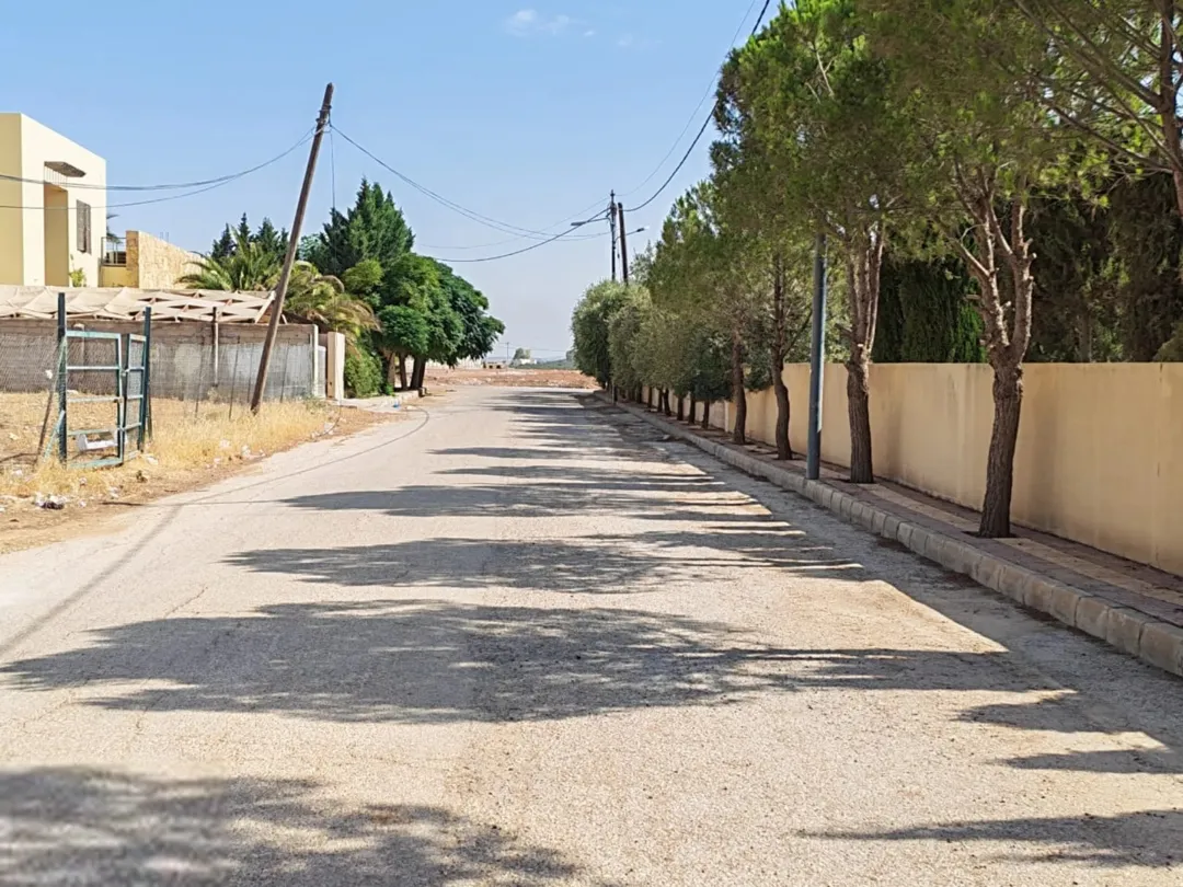 ارض مميزة في اجمل مواقع طريق المطار ( الغبية) ومحاطة من كل الجوانب بقصور وفلل