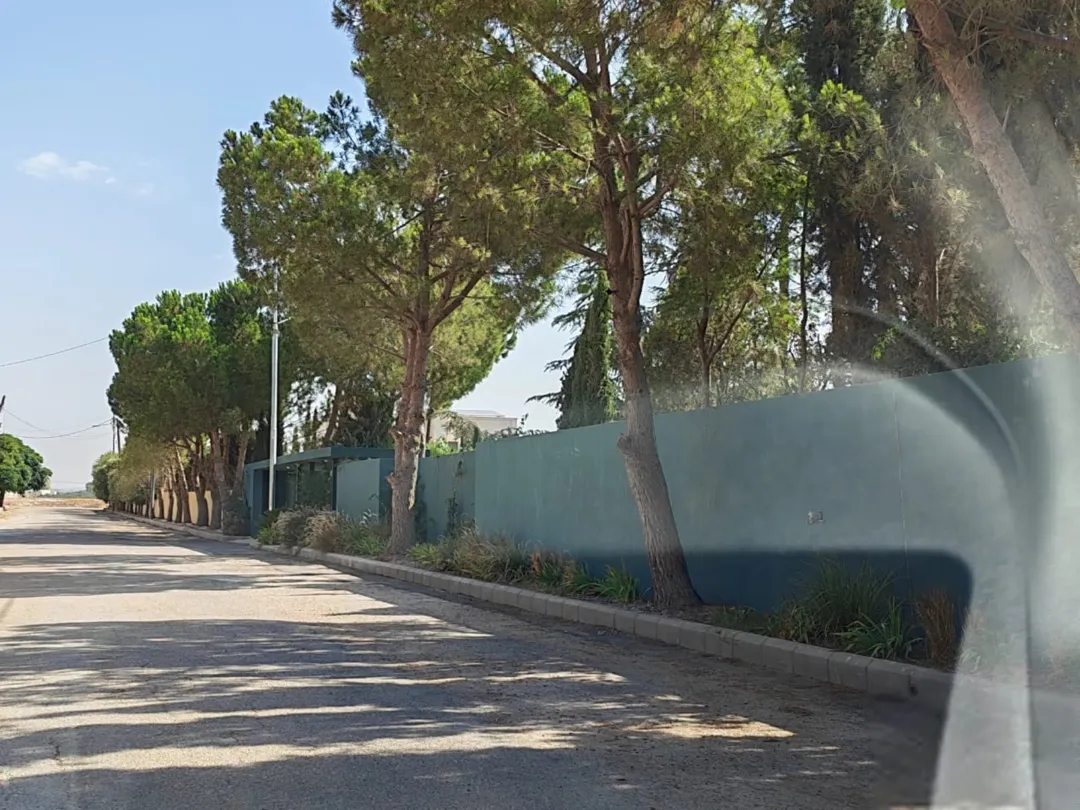 ارض مميزة في اجمل مواقع طريق المطار ( الغبية) ومحاطة من كل الجوانب بقصور وفلل