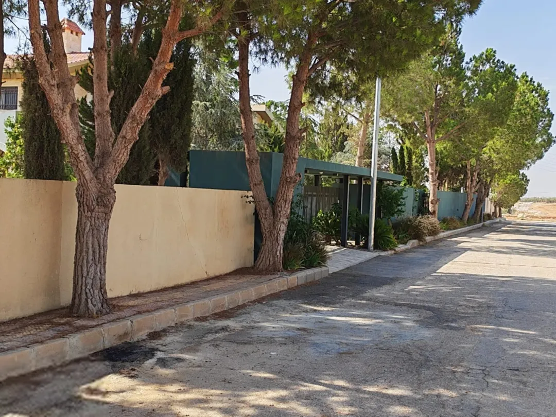 ارض مميزة في اجمل مواقع طريق المطار ( الغبية) ومحاطة من كل الجوانب بقصور وفلل