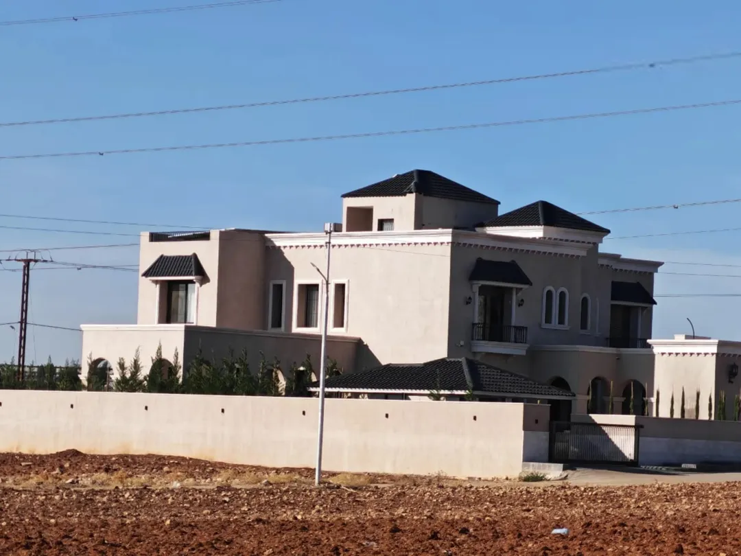 ارض مميزة في اجمل مواقع طريق المطار ( الغبية) ومحاطة من كل الجوانب بقصور وفلل