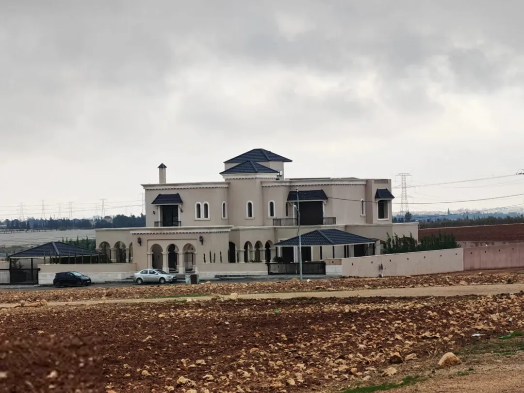 ارض مميزة في اجمل مواقع طريق المطار ( الغبية) ومحاطة من كل الجوانب بقصور وفلل