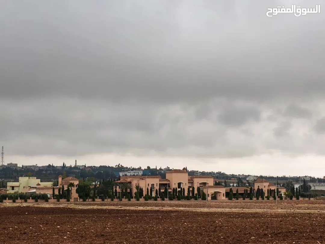 ارض مميزة في اجمل مواقع طريق المطار ( الغبية) ومحاطة من كل الجوانب بقصور وفلل