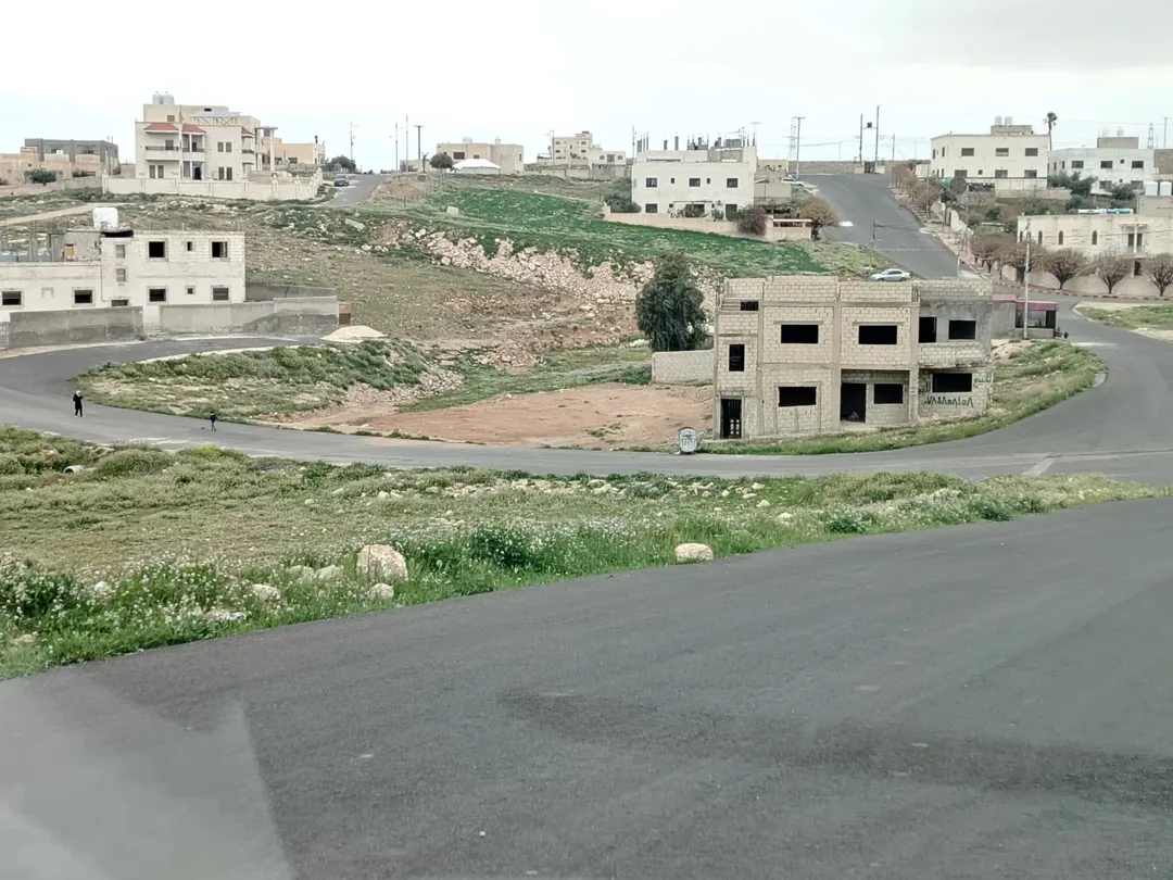 أرض سكنية للبيع في منطقة البيضاء – حي العبوس