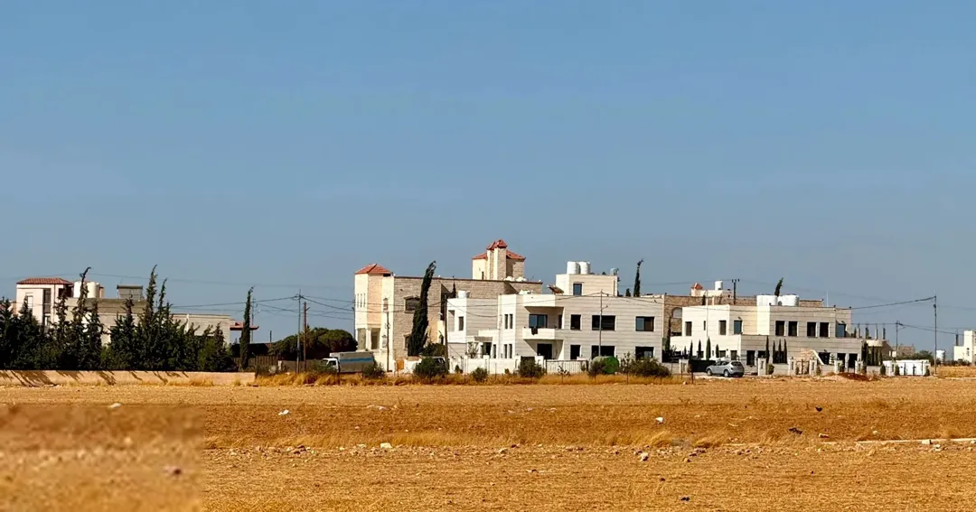 ارض للبيع في منجا حوض طاسان 745م سكن ب احكام خاصة منطقة فلل مباشرة