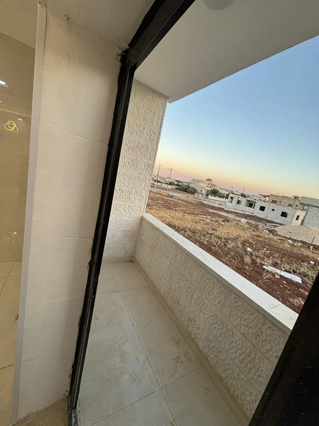 شقة طابق أرضي فاخرة في شارع البتراء للبيع