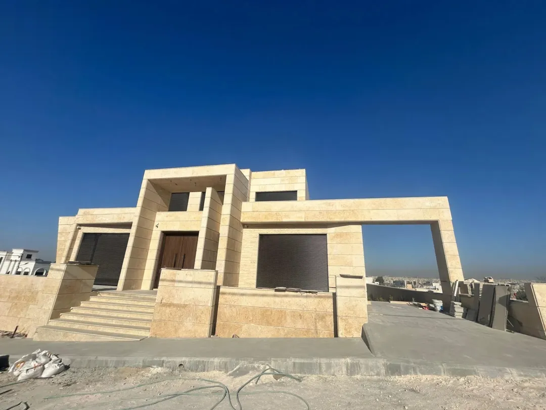 فيلا فاخرة للبيع أو للإيجار في منطقة الظهير بإطلالة على شارع المطار