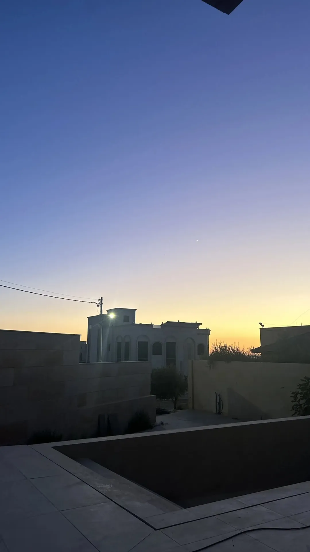 فيلا فاخرة للبيع أو للإيجار في منطقة الظهير بإطلالة على شارع المطار