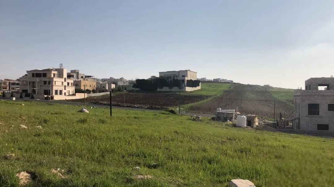 فيلا فاخرة للبيع أو للإيجار في منطقة الظهير بإطلالة على شارع المطار