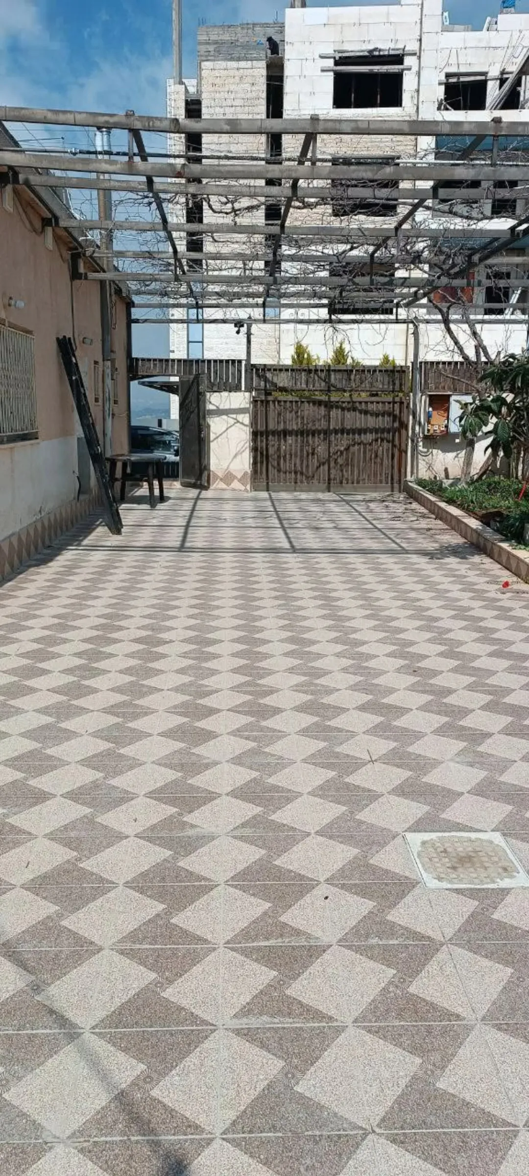 أرض سكنية في ناعور (حوض العمرية) 770 متر مربع مطلة في حي هادئ