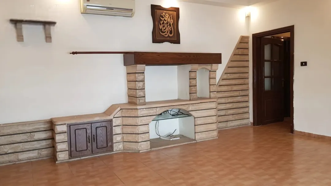شقة فاخرة بمساحة 220 مترًا مربعًا للبيع بتصميم عصري ومطبخ راكب