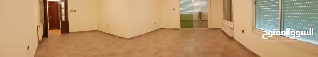 شقة فاخرة بمساحة 220 مترًا مربعًا للبيع بتصميم عصري ومطبخ راكب