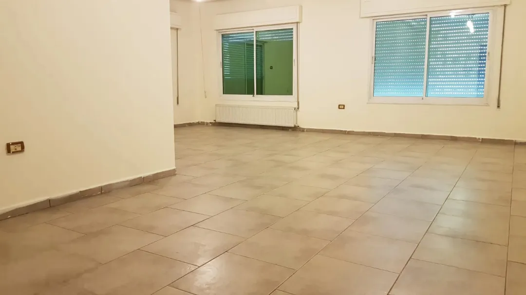 شقة فاخرة بمساحة 220 مترًا مربعًا للبيع بتصميم عصري ومطبخ راكب