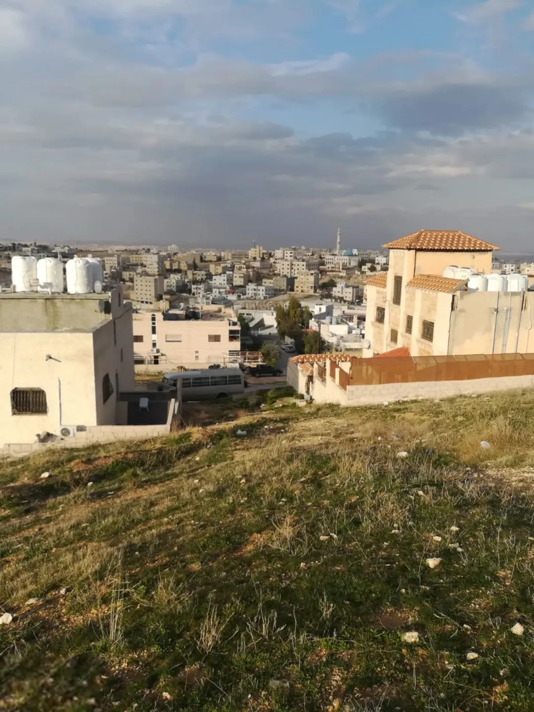 أرض للبيع في المرقب مباشرة