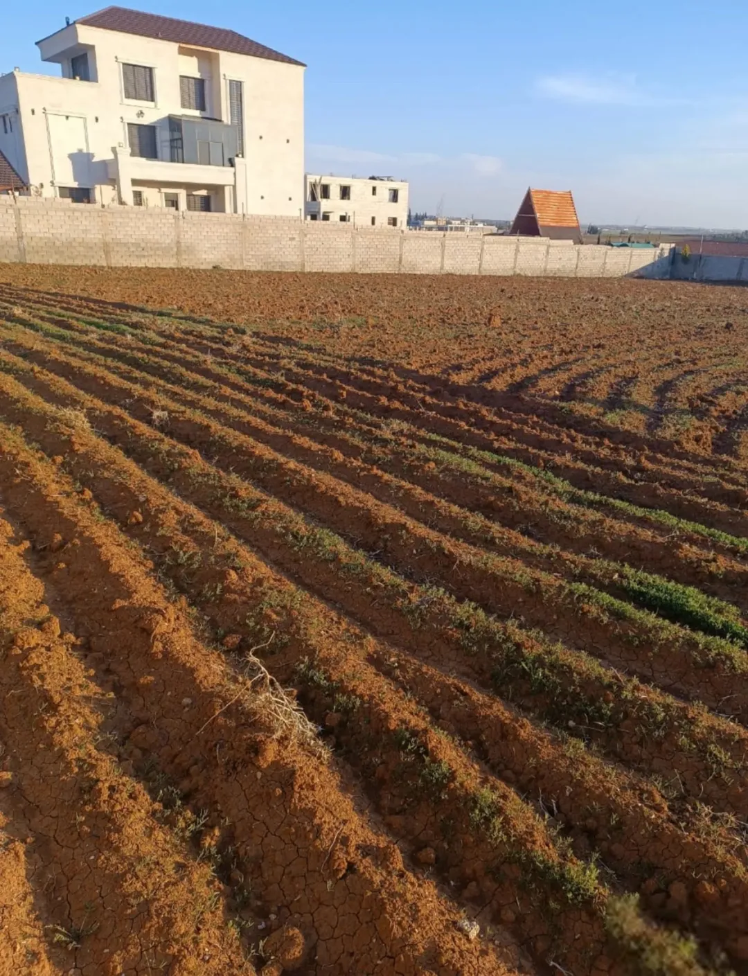 قطعة أرض مميزة للبيع في المامونية الشرقية على شارعين واسعتين بمساحة 4500 متر مربع في منطقة تتميز بالرفعة والجمال