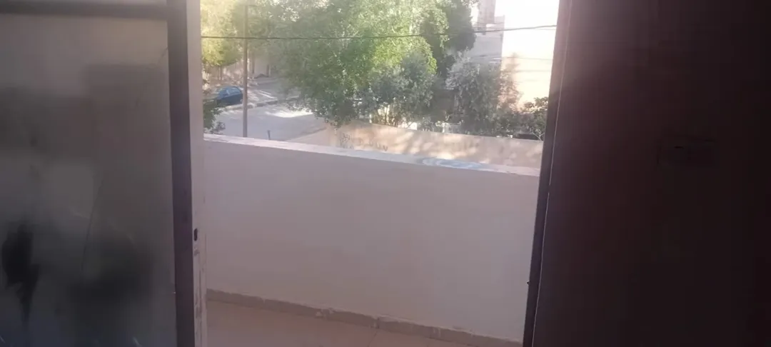 شقه للبيع في سحنً كريم المسانده مقابل سوبرًماركت المعايطه. شبه طابق اول
