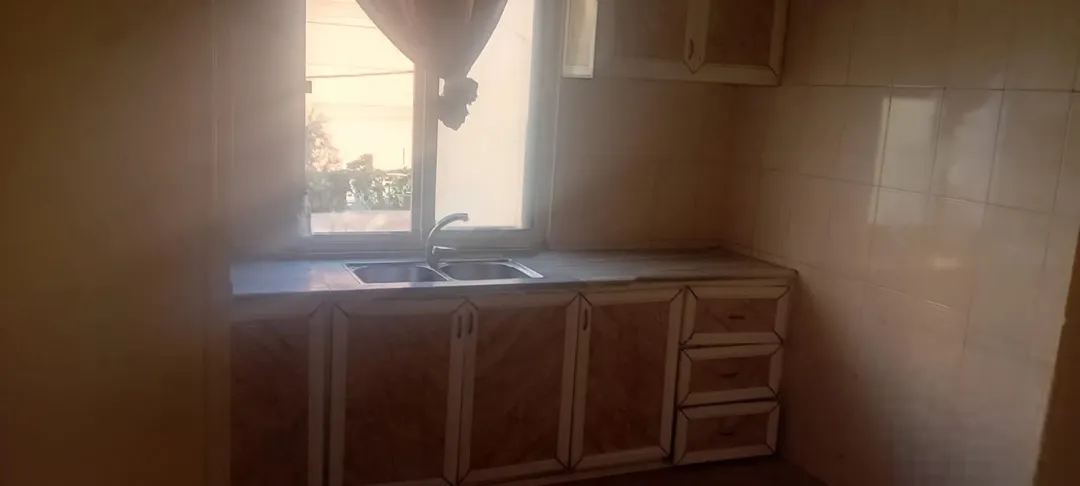شقه للبيع في سحنً كريم المسانده مقابل سوبرًماركت المعايطه. شبه طابق اول