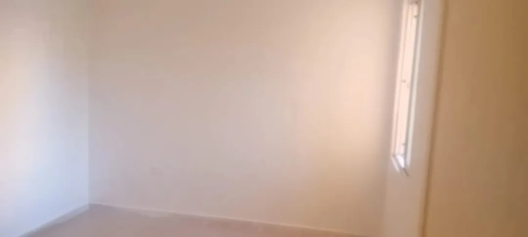 شقه للبيع في سحنً كريم المسانده مقابل سوبرًماركت المعايطه. شبه طابق اول