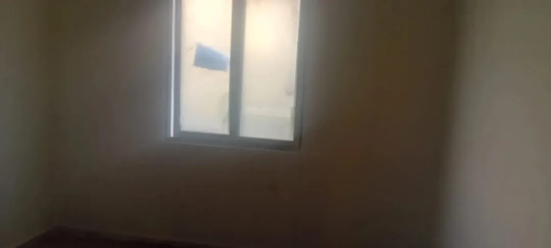 شقه للبيع في سحنً كريم المسانده مقابل سوبرًماركت المعايطه. شبه طابق اول