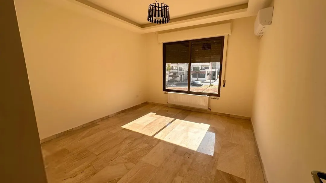 شقه فخمه في الجبيهه/الرشيد 186 متر شبه جديده للبيع مباشره وبسعر مغري