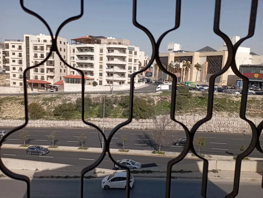 شقة طابق 3 مساحتها 148 متر في موقع استراتيجي مطلة على شارع الاردن قريبة من مستشفى الرشيد
