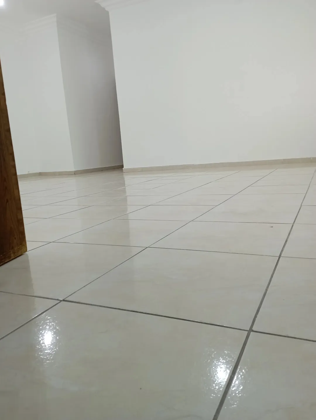 شقة طابق 3 مساحتها 148 متر في موقع استراتيجي مطلة على شارع الاردن قريبة من مستشفى الرشيد